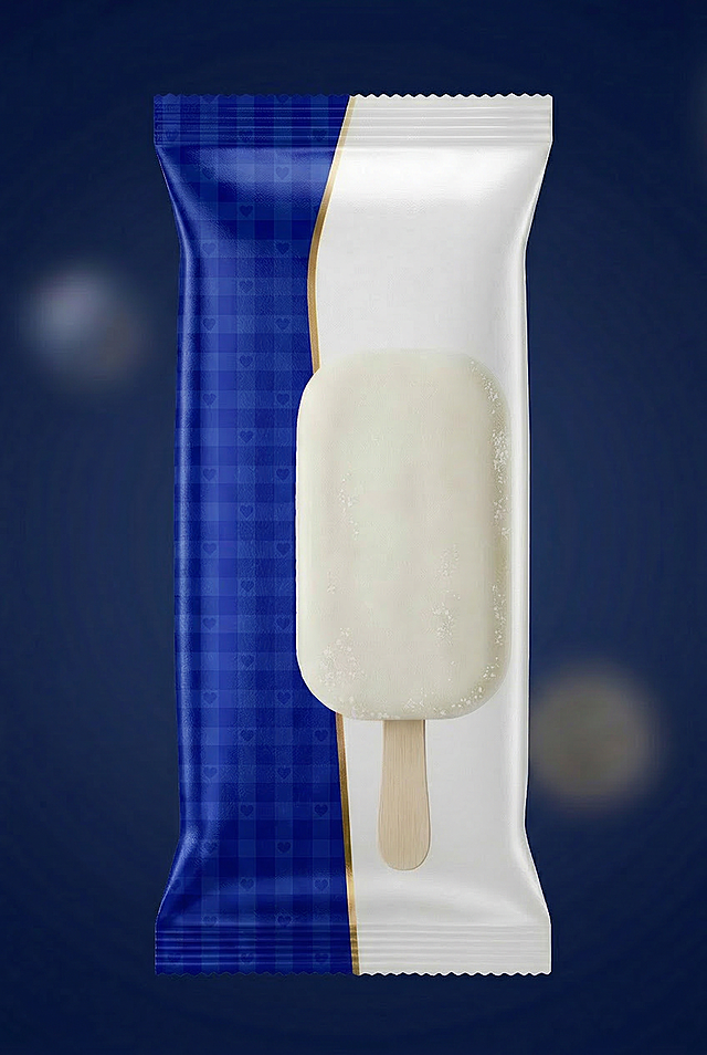 将冰淇淋包装左侧的紫色区域改为参考的深蓝色系，保留包装的材质、光影和其他结构，整体风格统一自然