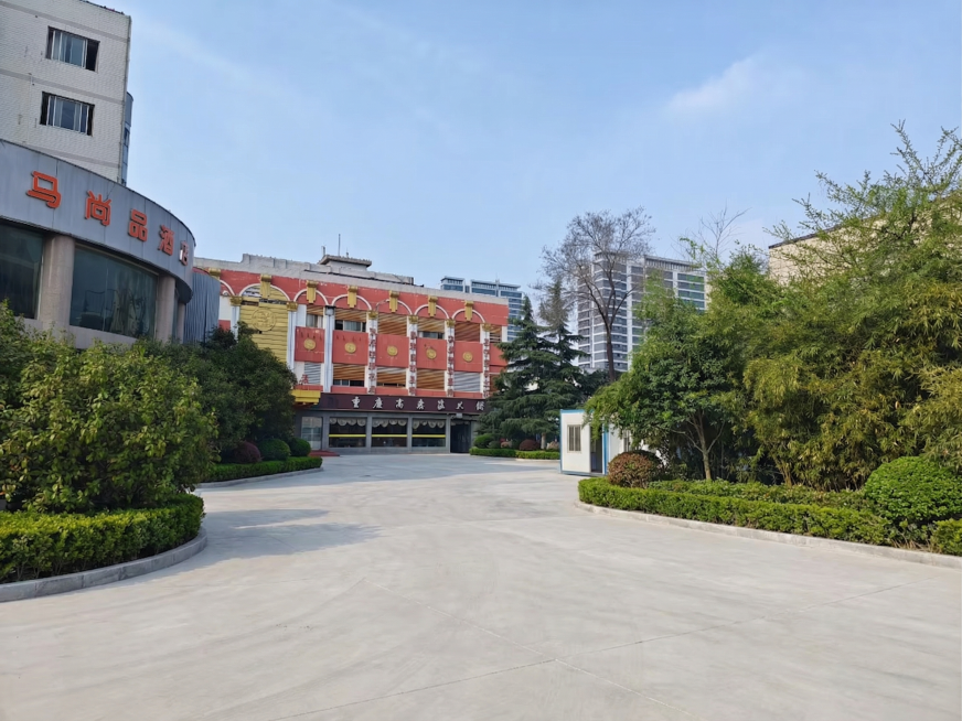 对这片建筑前场地进行微改造，清理堆放的建材沙土和施工垃圾，平整修补开裂的地面，整理周边绿化，保留原有建筑和空间格局，整治环境秩序，提升场地品质预览效果