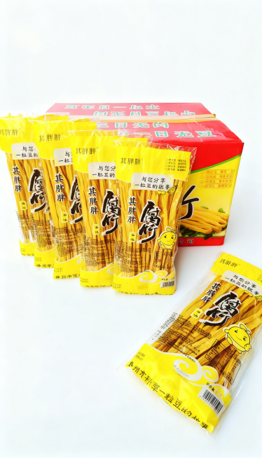 [主图主题] 其胖胖腐竹产品主图
[氛围/风格] 干净简约食品电商风，突出腐竹天然色泽
[画面元素] 其胖胖腐竹整箱加袋装展示，几袋腐竹摆放箱体前，保留原有包装品牌和文字信息，不添加额外核心卖点文字，预览效果
