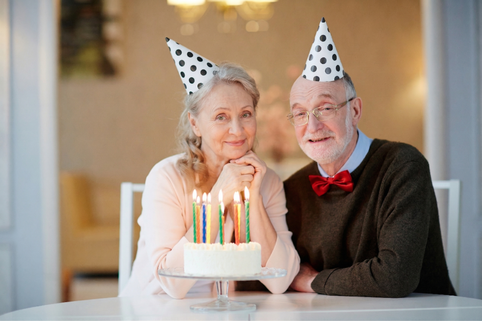 将图中的女性年龄改为60岁，将两顶生日帽上的彩色波点都改成黑色波点，其余元素保持不变预览效果