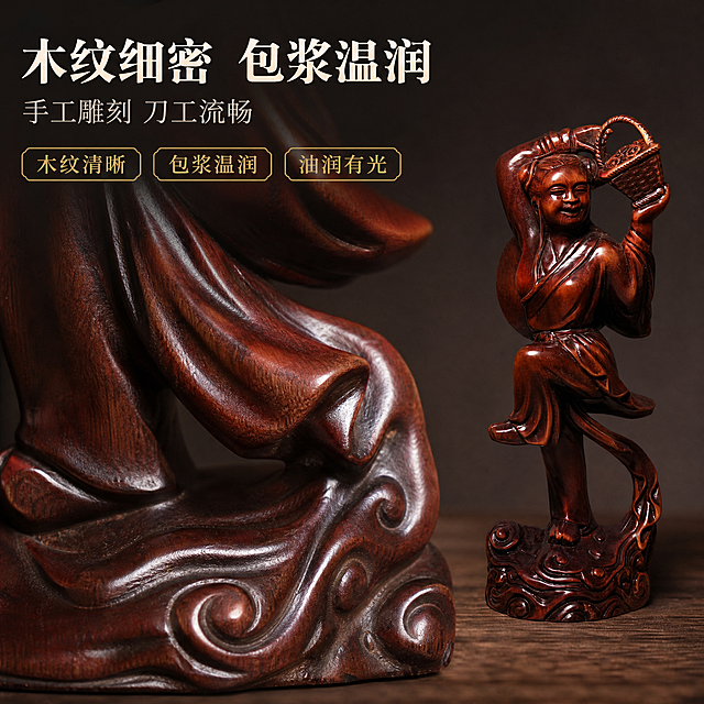 [主图-3 材质工艺图] 拼多多 1:1 商品主图，新中式深色静物商业摄影。
[产品] 严格保持输入图外观：深红棕色黄杨木雕八仙人物立像与云水纹台座；不改颜色、结构、比例与雕刻细节。
[画面] 左侧占画面约55%为衣纹与云水纹台座交界处的微距大特写（衣褶、油润包浆、刀痕起伏、云水纹雕痕），右侧为完整人物小图（占约25%），微距与整体光照一致；前中后景三层：木纹肌理为前景、人物为中景、深色背景为后景。
[光影质感] 左上45度暖柔光，木雕表面油润反光，微距区刀痕与木纹层次分明，背景干净虚化。
[配色] 深棕黑背景、深胡桃木台面；标题暖米白，辅助浅暖灰，强调暗金。
[文字版式] 左上主标题“木纹细密 包浆温润”（宋体类衷线粗体、暖米白、最大字号），下方副标题“手工雕刻 刀工流畅”（浅暖灰、字号缩小一半），三个暗金细线小标签“木纹清晰”“包浆温润”“油润有光”；文字全部横排，不遮挡产品，无错字。
[禁止] 竖排/旋转/单字竖列文字；任何尺寸或重量数字；编造年份/产地/材质等级；功效类文案与绝对化用语；平台Logo、水印、二维码、装饰边框；人物名号或圣名标签；道具上的文字或图标。