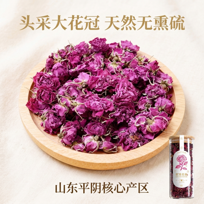 抖店电商主图，平阴花冠玫瑰，突出产品原料优势：画面主体是木盘盛放的干玫瑰花特写，花朵完整饱满呈紫红色，上方文字'头采大花冠 天然无熏硫'，下方标注'山东平阴核心产区'，玻璃罐产品放在角落作为辅助展示，预览效果