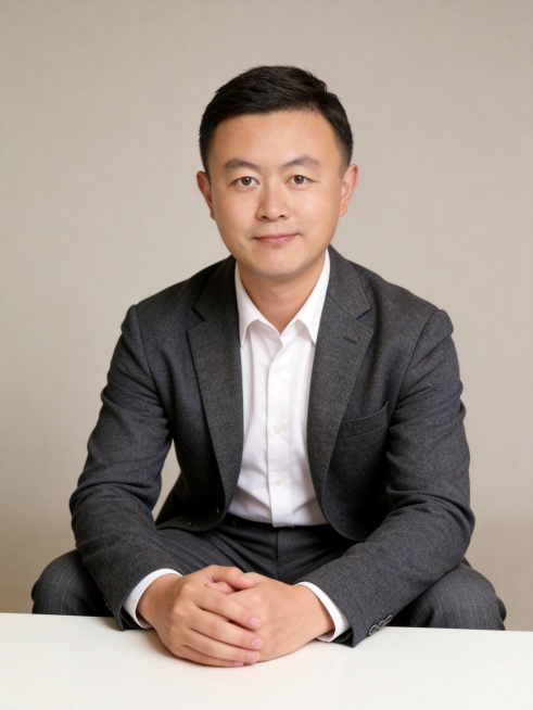 参考图中保留人物脸型、发型、年龄等特征生成教师科研领域形象照，标准焦段50mm，f/4光圈，平视视角，镜头与人物视线齐平；人物占画面70%，人物居中，居中构图，位于画面中心，为视觉聚焦点，入境范围头部预览效果