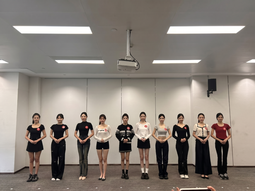 修改这张集体合影，给每位美女重新换脸，生成全新不重复的脸部，保证无法被原真人识别出来，保持整体构图、人物姿势、服装和背景不变，画质清晰自然预览效果