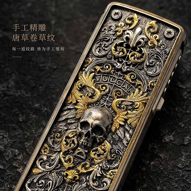 [主图-2] 核心亮点 材质与工艺 微距展示手工雕刻唐草纹与骷髅浮雕的精湛工艺
[统一基调] 暗黑复古高级珠宝风 深灰色岩板纹理背景 暖金色轮廓光 金属做旧质感 字体为纤细衬线体 标题字色古铜金 辅助字色银灰色 整体克制精致 文字占比少
[画面] 单只银底金饰款打火机居中 略微倾斜 采用45度俯视角微距拍摄 主体占画面约75% 重点放大骷髅头眼部细节 金色唐草卷草纹的流畅线条 鸢尾花浮雕层次 雕刻纹路深处的做旧氧化效果 金属表面的手工打磨肌理 背景为深灰岩板虚化处理 突出主体细节
[光影质感] 微距珠宝摄影质感 柔光箱布光 金属高光柔和不刺眼 雕刻纹路的每一道凹槽都有清晰阴影 金色部分有温暖反光 银色部分呈现冷调金属质感 做旧颗粒感细腻真实
[配色] 背景深灰虚化岩板 主体银灰与古铜金双色对比 标题字古铜金色 辅助字银灰色
[文字版式] 画面左侧竖排或左上横排小字 主标题"手工精雕 唐草卷草纹" 副标题"每一道纹路 皆为手工錾刻" 纤细衬线字体 字号小 放在负空间 不遮挡雕刻细节
[输出要求] 1:1正方形 2048x2048 雕刻细节锐利清晰 金属质感真实 无变形 无错字 无水印 无平台Logo 无多余杂物