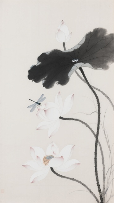 长卷构图，中国传统工笔白描技法，画面右下角伸出一枝瘦劲的墨色荷茎，向上斜逸出70%留白的绢素空间，三朵绽放的白荷以S形轨迹分布：最下方一朵花瓣边缘晕染极淡的胭脂水色，中上部一朵半开的花瓣间栖着一只青灰色蜻蜓，顶部花苞尖端泛着月光白，荷叶仅取三两片——最大的一片以浓墨勾勒主筋，叶心积着三两颗银粉点染的露珠，另两片以淡墨虚化处理，整幅画面仅用墨色浓淡与极少量花青、赭石色烘托，线条如行云流水，营造出……预览效果