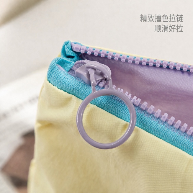 「图片1」「图片1」「图片1」「图片1」，生成一套主图（5张），商品名称收纳包，卖点是韩版ins风，装零钱，装化妆品，外出便携，马卡龙色系，适配抖音平台，主图比例为1:1预览效果