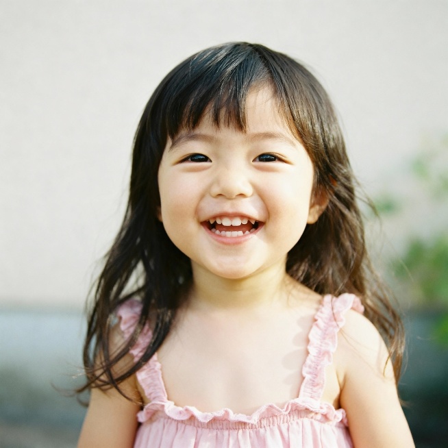 一个3岁左右的小女孩，长发，笑的开心，穿着粉色的小裙子，半身像，皮肤白白的，透着柔嫩感，露出头顶预览效果