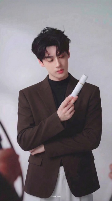 换成深咖色夹克预览效果