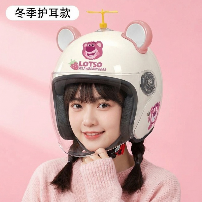 生成美女佩戴头盔的电商主图，风格甜美可爱。预览效果