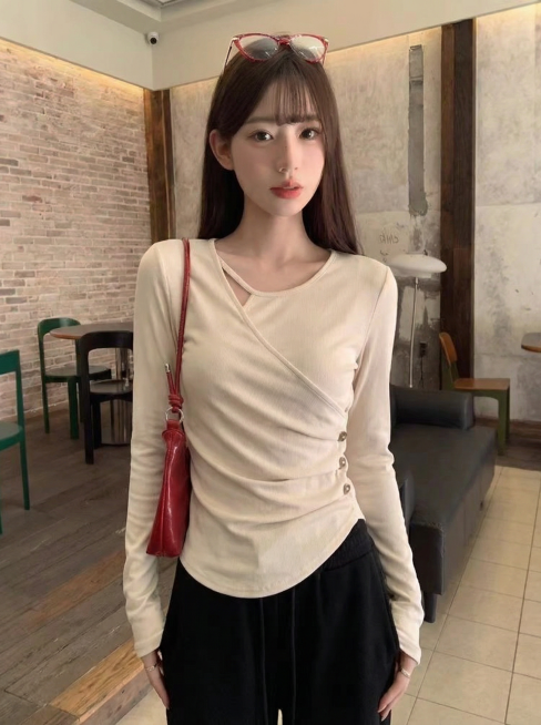 图1上衣给图2模特穿，保留衣服的细节预览效果