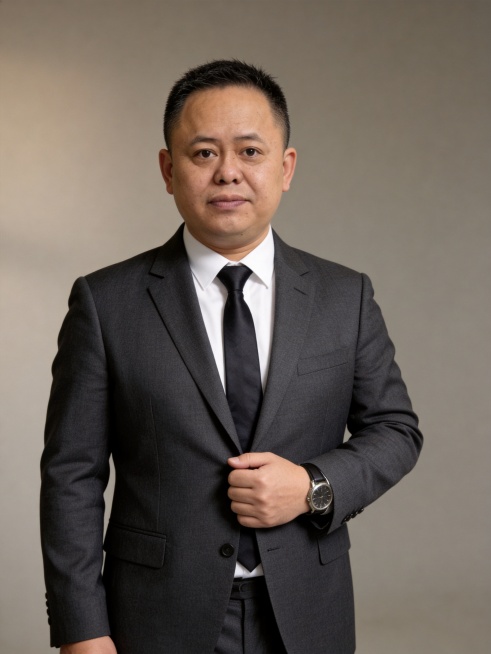 参考图中保留人物脸型、发型、年龄等特征生成财经老师职场形象照,标准焦段50mm,f/4光圈(f/2.8-f/4区间),平视视角(镜头与人物视线齐平);人物占画面70%,人物居中(居中构图),位于画面中预览效果
