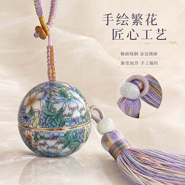 [主图-2] 骨子里 国风繁花香囊球挂饰 材质工艺细节展示。
[统一基调] 雅致国风 浅香槟米白背景 精致柔光 书法感标题字 淡紫金点缀色 文艺衬线字体 极简留白构图。
[画面] 产品斜45度视角 主体占比约70% 重点展示瓷面繁花手绘工艺 微距质感 花瓣叶脉纹理清晰可见 金边开合缝精致均匀 旁边局部放大展示流苏编织细节和白玉珠质感 背景同浅香槟丝绒 底部有柔和倒影。
[光影质感] 柔光箱布光 瓷面釉色温润通透 繁花图案色彩层次丰富 金边有细腻高光 流苏丝线有自然光泽 阴影柔和不生硬。
[配色] 背景浅香槟米白 文字深紫灰与淡金 与首图统一色系。
[文字版式] 右上角主标题"手绘繁花 匠心工艺" 中号雅致宋体 下方小字"釉面烧制 金边镶嵌" 再下方"渐变流苏 手工编织" 文字居右排列 不遮挡产品主视觉 字号有层级。
[输出要求] 1:1比例 2048x2048 文字清晰无错字 产品纹理清晰 不变形不偏色 无水印无平台logo 画面干净。