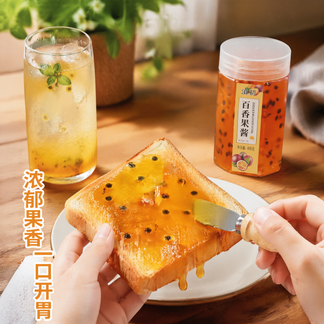 [主图-4] 百香果酱食用场景体验展示。[氛围风格] 生活化代入感，温馨早餐场景。[画质] 商业摄影质感，光线柔和通透，产品清晰真实，画面干净高级。[元素] 第一人称视角，百香果酱涂抹在吐司面包上，果预览效果