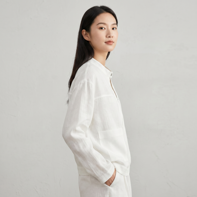 [主图 2] 简约休闲白色亚麻衬衫侧摆穿搭展示，同模特不同姿势。
[氛围风格] 高级松弛感，简约清爽自然风，抖音兴趣电商风格，整体和主图1风格光影配色保持完全统一。
[画质] 商业摄影质感、光线柔和通预览效果