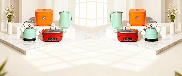 一张时尚画报风格的国内电商种草图，展示四件小型厨房家电：橙色电饭煲、绿色烧水壶、绿色提壶、红色电火锅。保持产品主体物理结构不变，保持Logo原样不变，强制保留所有产品组件。场景为现代极简奶白家居空间，米白色调，柔和漫射全屋柔光，低对比度，整体明亮干净通透。构图采用原三角形构图并做左右镜像翻转，保留原产品错落层次感，加入大理石台面和极简装饰花瓶作为搭配，前景不遮挡主体，画面保留30%留白，加入柔和窗格光影增加生机感。产品金属部分清晰高光，塑料部分柔和漫反射，符合商业摄影高级光效。
