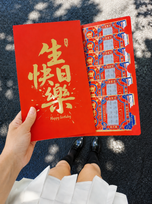 放大红包和刮刮乐在图中的比例，保持握持红包的手部形状和大小不变，不变形。保留原图所有其他内容和风格，保持高清写实户外随拍质感。预览效果