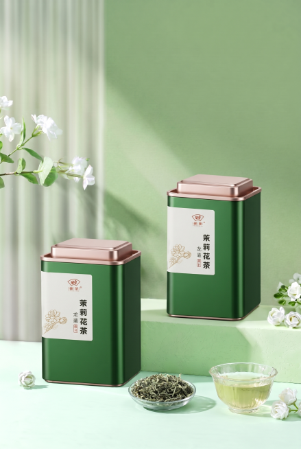 在浅绿色场景中，两个茉莉花茶铁罐，一个放置在浅绿色桌面上，一个放置在画面右侧的绿色长方体台面上，桌面上放置一盘茉莉花茶叶，和一个晶莹剔透的玻璃小杯装着浅鹅黄色茶汤，参考摆放方式：一个产品在近景桌面，一预览效果