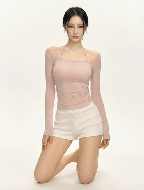 去掉模特脖子上的项链，保持模特发型和服饰不变，更换为单腿屈膝手撑腿的姿势预览效果