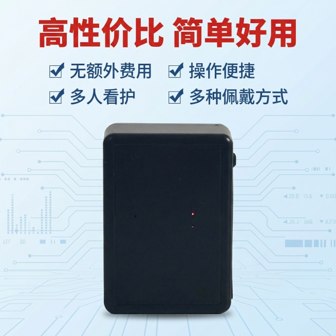 定位器产品优势宣传主图，黑色定位器居中展示，产品外观保持和原图完全一致，禁止变形变样。浅蓝简约科技背景，顶部主标题高性价比 简单好用使用醒目红色加粗字体，下方整理产品优势：无额外费用 操作便捷 多人看预览效果
