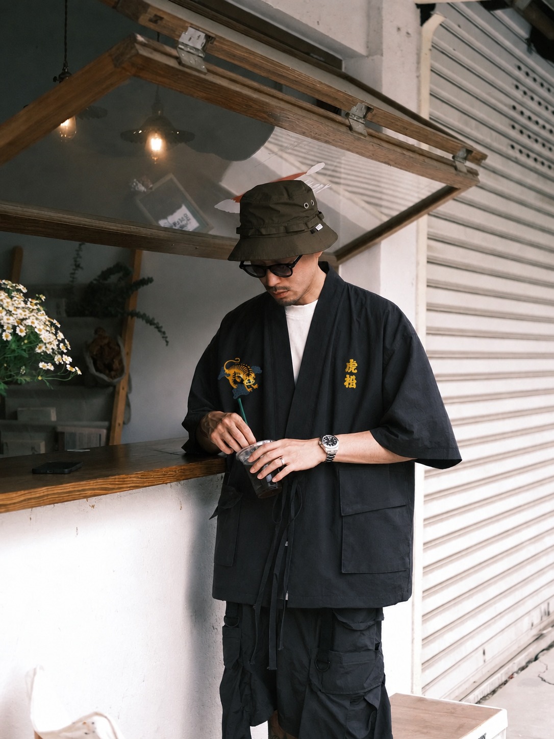 将第一张图中的衣服穿到第二张图的模特身上，保留衣服的所有细节、… - 图片创意预览