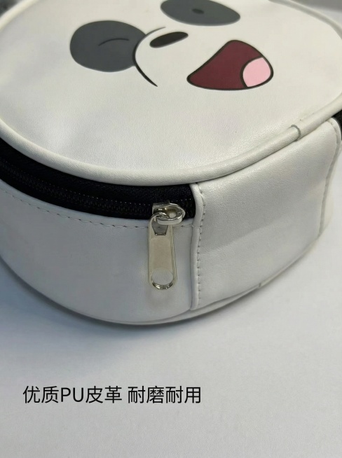 [主图 2] 女生可爱PU皮革圆形熊猫款化妆包细节展示，风格：简约清新1688电商风，清晰特写。画面元素：特写展示化妆包的金属拉链和PU皮革材质细节，包包纹理清晰可见，样子、颜色和参考图保持一致，突出预览效果