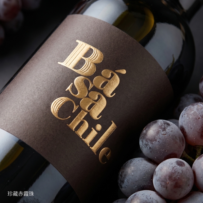 [主图-3] 红酒细节品质特写图。氛围风格：微距质感，精细高级。画质：商业摄影质感，光线柔和通透，产品清晰真实，画面干净高级。元素：对原图中红酒瓶的标签部分进行微距特写，清晰展示标签烫金文字的凹凸纹理预览效果