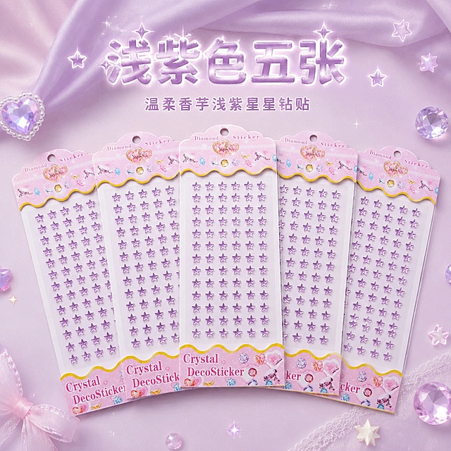 1:1正方形电商主图，严格还原上传的五角星水晶钻贴产品图，包括包装设计、颜色、LOGO位置、文字内容、图案元素等所有细节，产品外包装尺寸23.5×9.5cm，单颗五角星0.8cm，画布尺寸比例保持1:1；视觉风格奶油马卡龙清新多巴胺少女风，香芋浅紫柔光背景，俯视平铺标准拍摄角度，8K高清商业静物拍摄，柔和柔光均匀打光；字体排版顶部居中对称层级排版，细闪银渐变立体字体，星芒浅外发光，标题圆润可爱，小字极简无衬线；主标题大字："浅紫色五张"，副标题小字："温柔香芋浅紫星星钻贴"；信息布局：画面中心平铺摆放5张浅紫色完整产品包装，中间放置浅紫钻贴底板，星星按原图间距规整排布，淡紫色柔光细腻闪钻；设计感强调：低饱和香芋紫温柔氛围感，画面柔和高级，展示浅紫5张SKU规格。