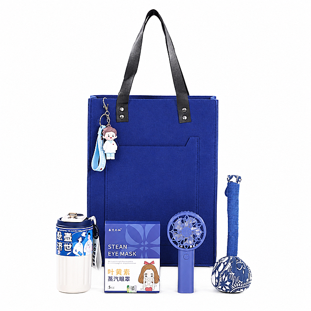 产品精修，产品置于纯白背景上，专业商业棚拍光，5500K标准中性白光，轮廓光，体积光，曝光正确，强烈真实立体感，标准透视校正，正常透视焦段，保持同类机位，接地处保留干净浅淡的自然接触阴影，严禁大片投影、脏灰阴影和悬浮感，主体居中，商品完整入画不裁切，商品外轮廓视觉体量约画面60%-80%，四边均匀留白约10%-20%，严禁满幅铺满与贴边顶满，极致超清画质，细节清晰锐利，商业级实拍质感，保留原图真实材质与结构细节，明显提升商品表面洁净度，清理灰尘、污渍、指纹、油污、胶痕和霉点，让表面从脏旧发闷变为干净可售卖状态，修复划痕、磨损、掉漆、飞边毛刺和使用旧痕，翻新为干净商业新品感，修复边缘毛糙、锯齿、断边、布边毛丝、皮边毛糙、软胶溢边和抠图感，边缘自然清晰过渡，基于原图材质恢复纹理、颗粒、折射、高光、柔韧折痕、透明边线或工艺细节，避免糊成塑料感，清除底纹、广告条、贴片、角标、文字残留、非商品自带Logo、水印、平台标识和杂色背景，去除非售卖主体杂物、临时垫块、包装垫、支撑块、纸片或填充物，严禁误删商品结构，去除包包，仅保留人物主体，智能修补遮挡区域，锁定原图商品颜色，颜色以输入图为唯一参考，分段部件颜色边界按原图锁定，锁定原图商品轮廓、件数、部件位置、连接关系、标签文字和可见功能细节，只做精修不重绘结构，锁定扣件、拉链、挂饰、鞋扣、螺丝等敏感细节的颜色、材质、形状、位置、数量和连接关系，主体大面积材质：皮革/仿皮质感真实，皮纹和柔韧折痕按原图保留，关键功能件材质：光面金属质感按原图锁定，高光边线清晰，反射干净但不过度镜面化，易失真材质：布艺/纺织质感自然，织纹方向清晰，纤维层次真实，前侧视图，比例1:1
