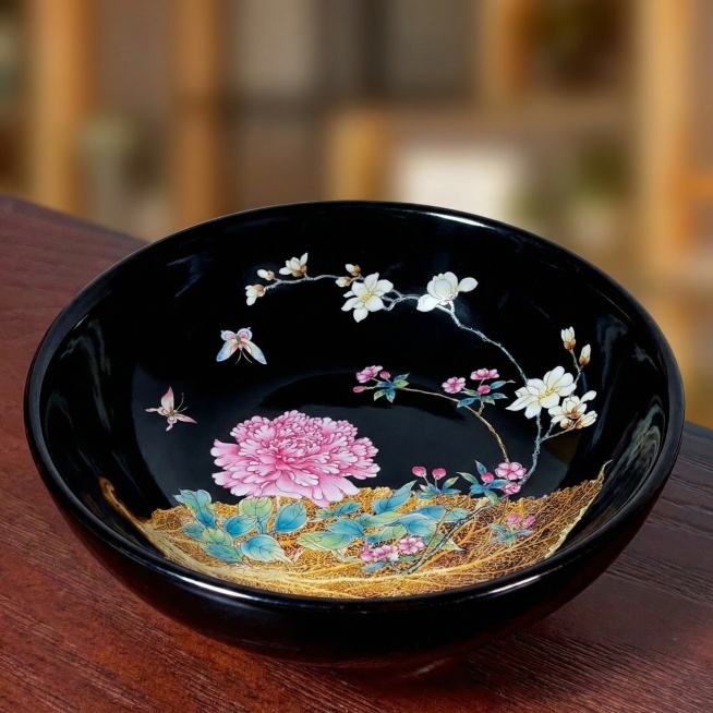 保留图二的碗造型，将图一的粉彩牡丹花卉蝴蝶花纹和颜色应用到这个黑色碗上，把图一的粉色牡丹花和花枝绘制在这个碗内，保留碗底的叶脉纹理，整体风格保持粉彩瓷器的精致感预览效果