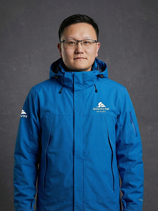 参考图二的风格，帮我生成图一人物穿着图二的衣服的职业照，背景为深灰色「图片1」「图片1」