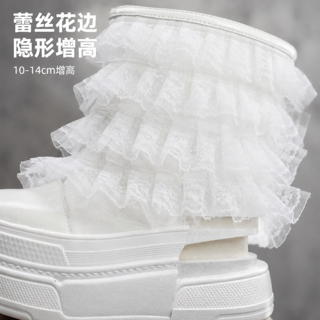 [主图-4] 蕾丝花边和隐形增高底细节特写展示。[氛围风格] 细节特写，品质感突出。[画质] 商业摄影质感，超微距清晰特写，纹理细节真实可见，画面干净高级。[元素] 特写放大展示靴子鞋口多层蕾丝花边和预览效果