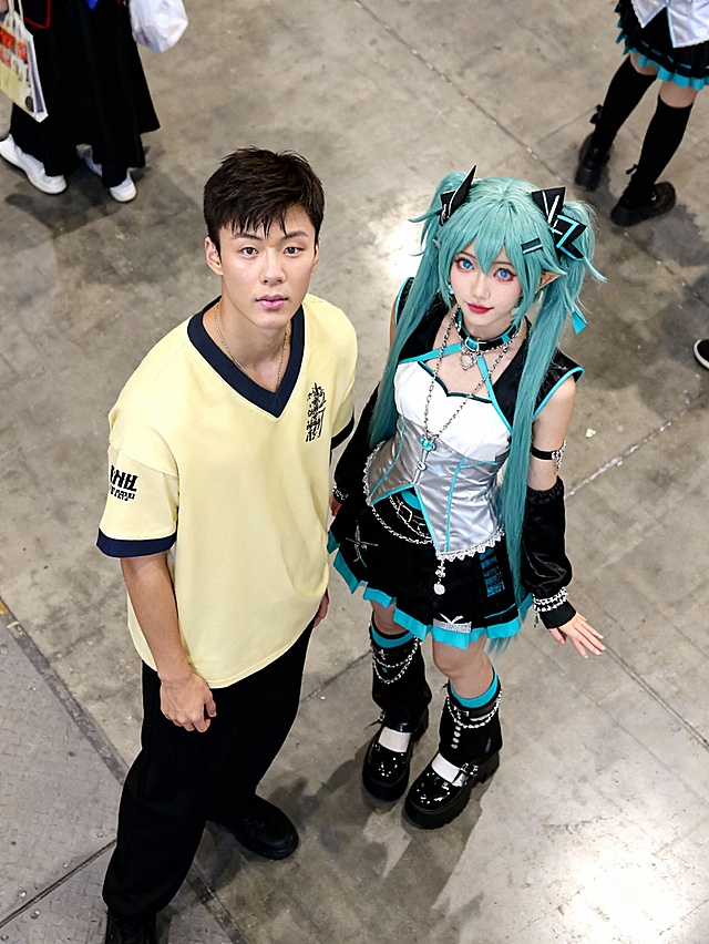 动漫风与机能风融合，虚拟现实感十足的Cosplay造型，金属质感配饰与塑料风元素碰撞，展现未来科技潮流美学。