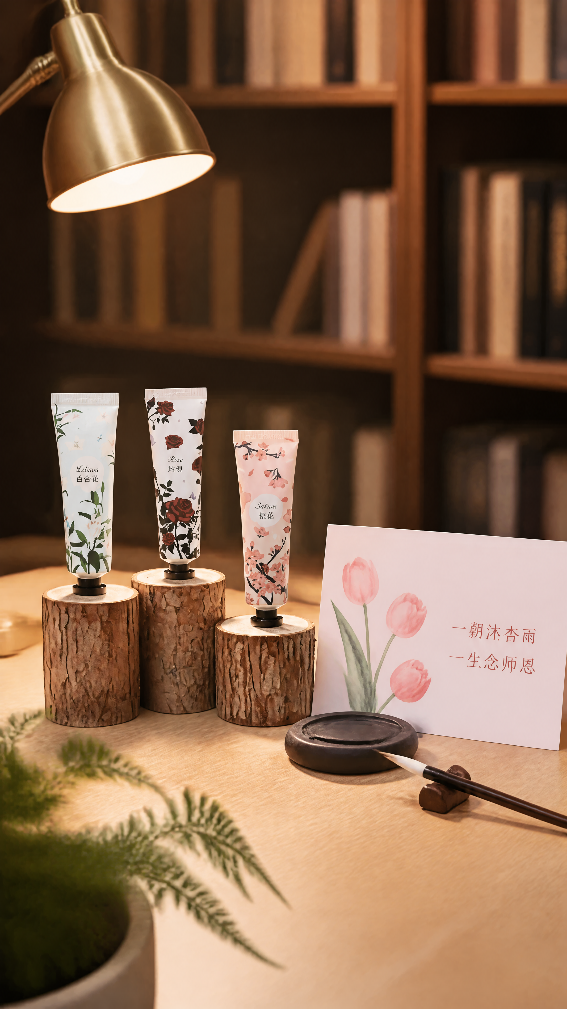 超写实电商产品摄影，教师节礼品主题。 主体：三支装护手霜（百合… - 图片创意预览