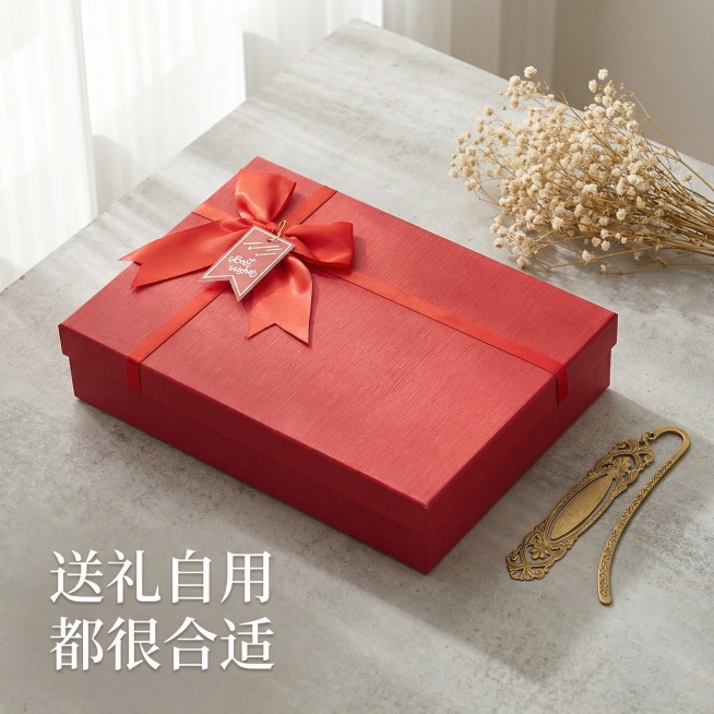 基于原图的红色丝带礼品盒重新生成第四张主图，保持礼品盒外观和原图100%一致，适配拼多多平台，氛围感风格，和前三张光影氛围统一。礼品盒放置在浅灰色水泥背景上，搭配一个金色复古铜质书签和一束迷你满天星干预览效果
