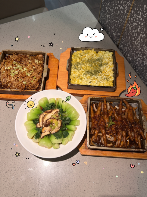 为这道美食图片添加几个可爱、简约的手绘表情贴纸，保持原有菜品清晰不变，调整图片比例为3:4，适配小红书风格，画质清晰预览效果