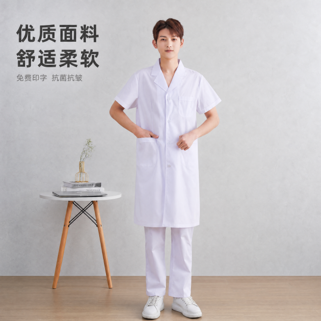 [主图-1] 医生服大褂短袖正面全貌展示，年轻亚洲男模特自然站立。
[氛围风格] 专业简洁，干净舒适，高级质感。
[画质] 商业摄影质感、光线柔和通透、产品清晰真实、画面干净高级。
[元素] 保持医生预览效果