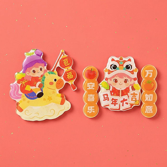 将两款新年主题冰箱贴取出包装袋，平放在干净的浅红色带细闪的新年风格背景上，左右并列摆放，光线柔和均匀，突出亚克力闪粉质感，整体为简洁喜庆的电商产品图，无多余文字，风格和此前冰箱贴电商图统一