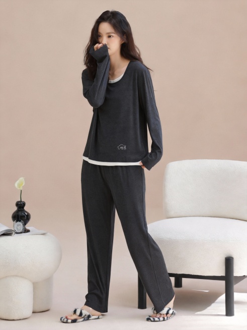 图一女子穿着图二的服装 其他不变预览效果