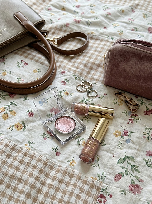 保留图中的眼影盘和液体眼影，将背景更换为生活化床单，搭配包包、小物件作为点缀，呈现博主iPhone随手实拍的测评风格，构图松弛自然，色彩真实无滤镜，减少AI感，确保产品字体一致