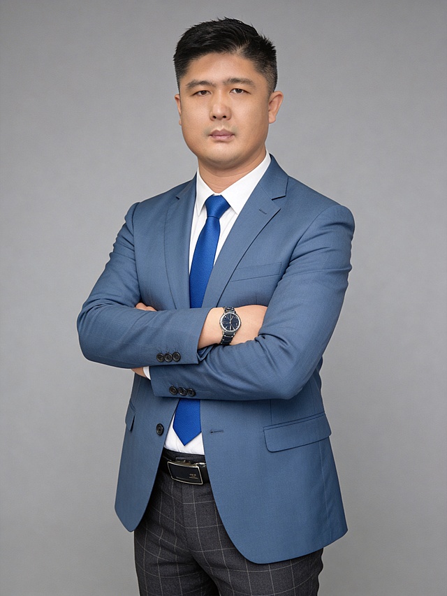 参考图保留人物脸型发型五官，换雾霾蓝色西装外套+白色衬衫+蓝色领带，姿势改为双手抱胸，保持人物不变，专业职场形象照，灰色纯色背景，高清细节