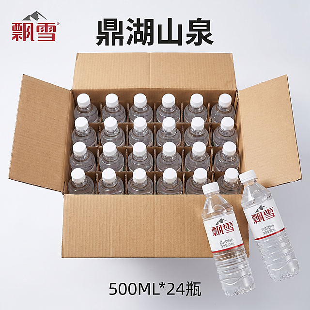[主图 10] 整箱装箱细节展示主图
[氛围风格] 整齐规整，展示完整包装
[画质] 商业摄影质感、光线柔和通透、产品清晰真实、画面干净高级
[元素] 将品牌修改为鼎湖山泉，左上角添加品牌logo，保持瓶装饮用水外观（物理结构、材质质感、颜色）与输入产品图绝对一致，杜绝任何变形和色差，精细化处理。打开的整箱鼎湖山泉展示，24瓶水整齐排列在纸箱中，取出两瓶斜放在纸箱前方，展示开箱后的摆放整齐度和完整规格。商品主体占比75%，背景干净简洁
[光影] 顶光加正面补光，纸箱内部光线均匀，能清晰看到每一瓶水排列整齐，无暗区
[配色] 浅灰色干净背景，纸箱原色搭配产品标签白色，整体简洁专业
[文字版式] 顶部主标题"鼎湖山泉"，底部标注规格"500ML*24瓶"，文字清晰不遮挡产品，安全边距合适
[比例分辨率] 1:1 比例，1000像素，2k分辨率；文字清晰锐利，画面超高清
[负向提示词] 变形，水印，文字错乱，产品图模糊，背景杂乱，色差，遮挡主体