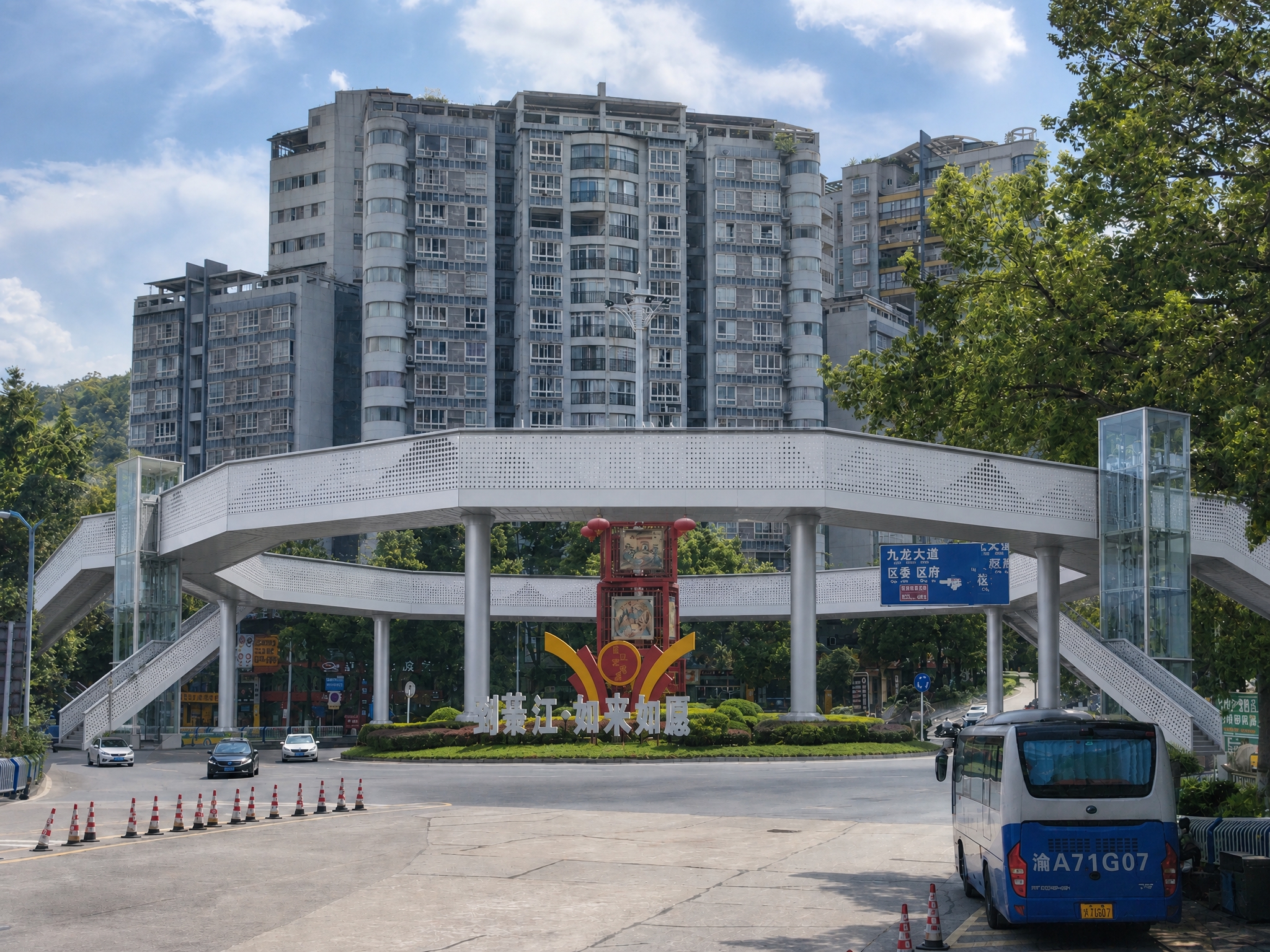 基于这张城市环形天桥路口照片进行写实建筑效果图重绘，不改变现有… - 图片创意预览
