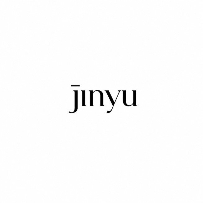 将背景修改为纯白色，去掉所有阴影和渐变肌理，保留字体排版，修改声调：把当前j字母上方的二声调改成一声调（平声调），保留黑色字体jinyu，整体干净简约，文字完整不裁切，四周留白。预览效果
