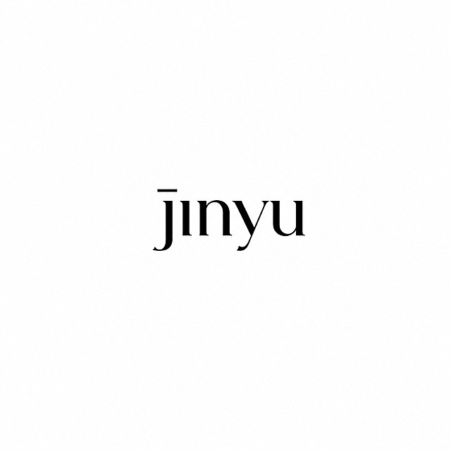 将背景修改为纯白色，去掉所有阴影和渐变肌理，保留字体排版，修改声调：把当前j字母上方的二声调改成一声调（平声调），保留黑色字体jinyu，整体干净简约，文字完整不裁切，四周留白。
