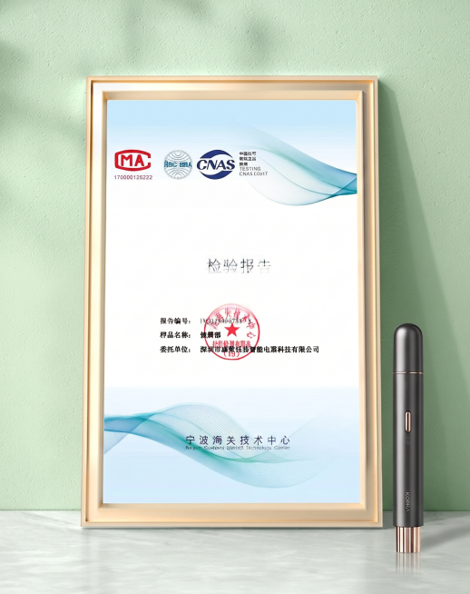 将原图右侧的绿色电动修眉刀替换为图二深灰色电动修眉刀，保持原图整体构图、背景、检验报告内容以及尺寸比例不变预览效果