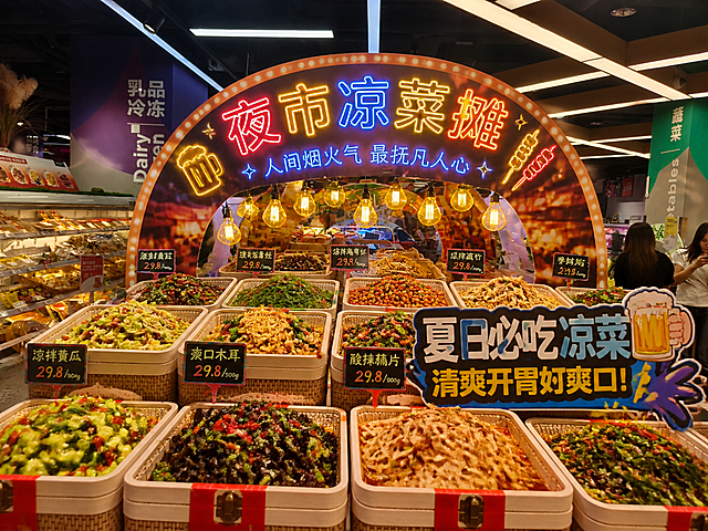 将这个端午粽子堆头区域修改为夜市凉菜摊位区，保留摊位结构，改成夜市热闹烟火气的风格，摆放各式凉拌菜