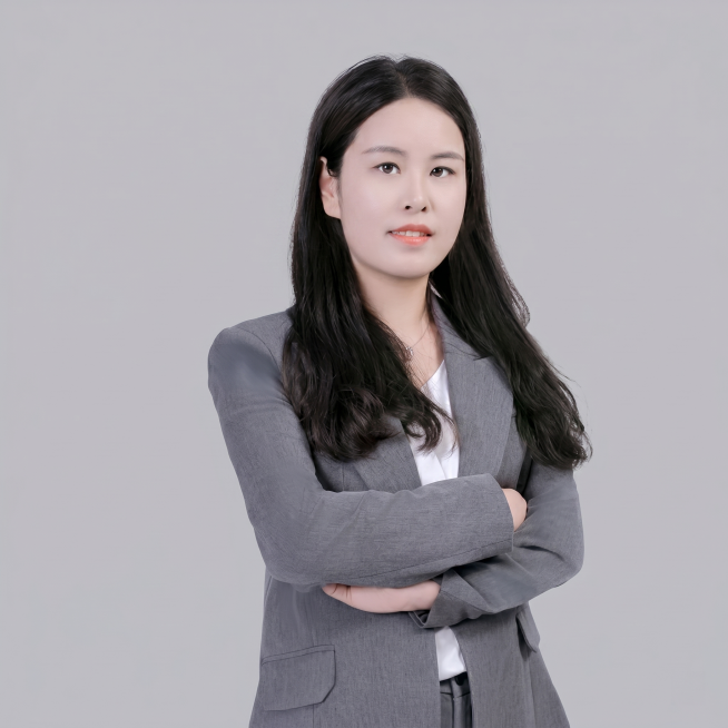 保持人物姿势、着装和面部特征不变，将背景修改为纯色浅灰色纯色背景，生成标准职业形象照预览效果