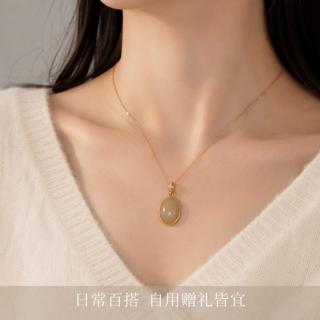 「图片1」，生成一套主图（5张），商品名称是S925糖料吊坠
卖点是. 精选和田玉糖料，色泽如红糖蜜蜡般温润醇厚，整块吊坠糖色均匀统一，上手显贵气。
2.  采用S925银包边银扣设计，银质洁白素雅，预览效果