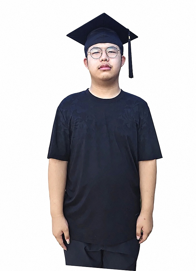给这张图片中的人物戴上黑色的博士帽，其他部分保持原图不变，自然融合